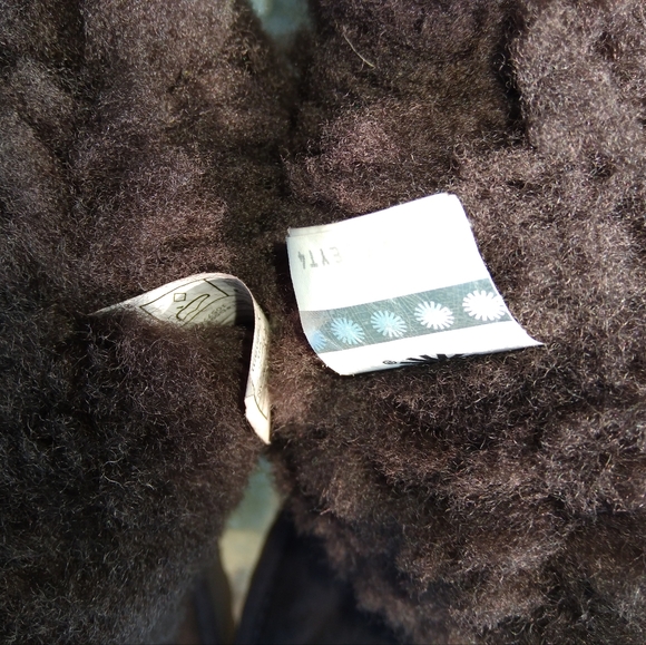 UGG above ankle boots. - Picture 2 of 11